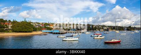 Vista panoramica degli yacht a Watsons Bay, Sydney, Australia, con il sobborgo di Vaucluse sullo sfondo Foto Stock