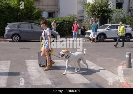 Tel Aviv, Israele. 22 giugno 2025. Le persone fuggono da un edificio distrutto dopo gli attacchi iraniani su Israele. Crediti: Ilia Yefimovich/dpa/Alamy Live News Foto Stock