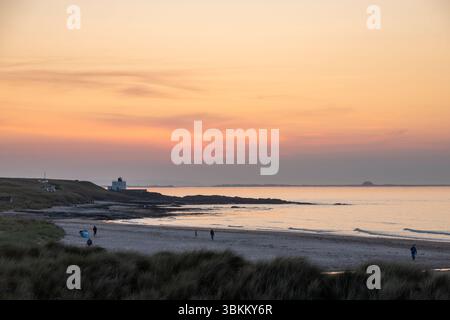 Spiaggia di Bamburgh dopo il tramonto Foto Stock