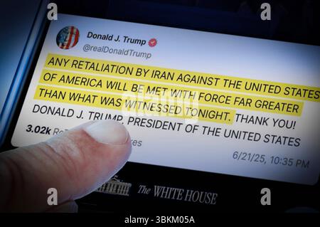 Präsident Donald Trump Warnt den Iran vor Vergeltung für die Zerstörung der iranischen Nuklearanlagen, Posts auf Social Media Plattformen X und Truth Social, USA, 21. Juni 2025, Präsident Donald Trump Warnt den Iran vor Vergeltung für die Zerstörung der iranischen Nuklearanlagen durch das US-Militär, Posts auf Social Media Plattformen X und Truth Social, Soziale Medien, display eines smartphone, Krieg, Politik *** il presidente Donald Trump avverte l'Iran di ritorsioni per la distruzione delle strutture nucleari di Irans, post sulle piattaforme di social media X and Truth Social, USA, 21 giugno 2025, Presidente Foto Stock