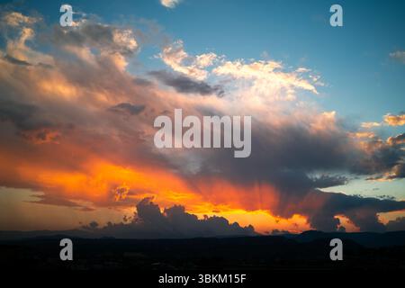 Cielo caldo e luminoso durante l'ora d'oro Foto Stock