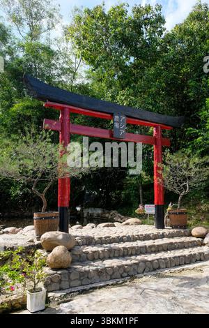 Pekanbaru, Indonesia - 8 dicembre 2025: Cancello in stile giapponese con scritta Asia Farm Foto Stock