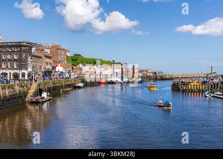 Whitby, North Yorkshire, Inghilterra, Regno Unito - 21 giugno 2023: Vista dal ponte Whitby sul fiume Esk verso il molo Foto Stock