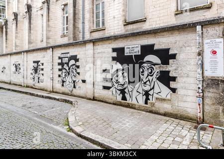 Il murale raffigura i personaggi dei fumetti con bolle che sembrano uscire dal muro. "Vede qualcosa? Sì, guarda. E' esattamente quello che temevo. Cosa, un altro mondo sotterraneo? Peggio di così. È la realtà." Dalla serie 'réalité, Sortie de Secours' (realtà, uscita di emergenza), progettata da Marc-Antoine Mathieu e prodotta da Cité de la Création. Angoulême è riconosciuta come città creativa dell'UNESCO nella categoria della letteratura dal 2019. Rue de Beaulieu, Angoulême, Nouvelle-Aquitaine, Francia Foto Stock