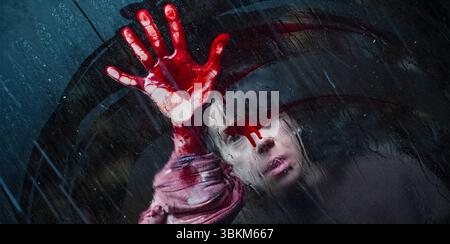 Bring Her Back (2025) diretto da Nate Parker e interpretato da Sally Hawkins nel ruolo di Laura. Un avvincente thriller che segue l'implacabile ricerca di una madre per salvare la figlia rapita. La pubblicità è ancora SOLO PER USO EDITORIALE. Credito: BFA / A24 Foto Stock