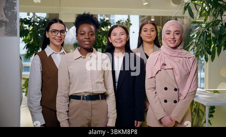 Ritratti felici sorridenti donne multietniche di successo ragazze del team diversità colleghi d'affari colleghi d'affari che guardano il sorriso della fotocamera Foto Stock