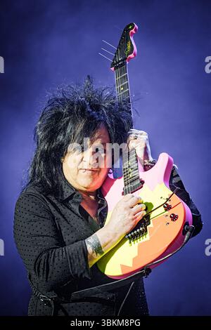 Copenaghen, Danimarca. 20 giugno 2025. Il cantante e cantautore inglese Billy Idol esegue un concerto dal vivo durante il festival heavy metal danese Copenhell 2025 a Copenaghen. Qui il membro della band dal vivo e il chitarrista Steve Stevens viene visto dal vivo sul palco. Foto Stock