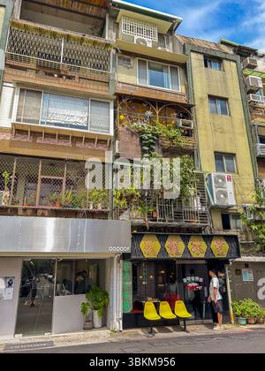 Taipei, Taiwan, Man Looking in, facciata dell'edificio degli appartamenti, ristorante locale Hong Kongese, 'Jiu Long Bing Shi', 'Kowloon Cafe' Foto Stock