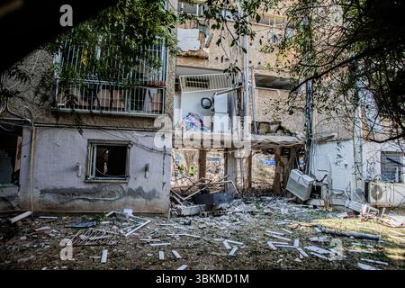 Tel Aviv, Israele. 22 giugno 2025. Danni agli edifici dopo un attacco missilistico balistico iraniano a Tel Aviv domenica 22 giugno 2025. Tre regioni di Israele, compresa la città costiera di Tel Aviv, sono state colpite domenica mattina in una serie di attacchi missilistici iraniani che hanno lasciato almeno 23 feriti, secondo i servizi di emergenza. Gli scioperi seguirono gli attacchi degli Stati Uniti durante la notte alle principali strutture nucleari iraniane, compreso il sito pesantemente fortificato di Fordow. Foto di Eyal Warshavsky credito: Eyal Warshavsky/Alamy Live News Foto Stock