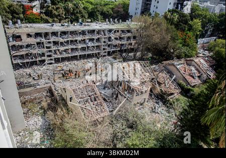 Tel Aviv, Israele. 22 giugno 2025. Il sito dell'impatto dopo un attacco missilistico balistico iraniano a Tel Aviv domenica 22 giugno 2025. Tre regioni di Israele, compresa la città costiera di Tel Aviv, sono state colpite domenica mattina in una serie di attacchi missilistici iraniani che hanno lasciato almeno 23 feriti, secondo i servizi di emergenza. Gli scioperi seguirono gli attacchi degli Stati Uniti durante la notte alle principali strutture nucleari iraniane, compreso il sito pesantemente fortificato di Fordow. Foto di Eyal Warshavsky credito: Eyal Warshavsky/Alamy Live News Foto Stock