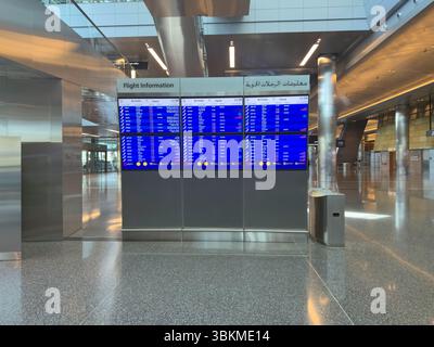 Orari degli aerei all'aeroporto internazionale di Hamad. Informazioni sul volo per vedere l'ora dell'aereo e il gate per il piano Foto Stock