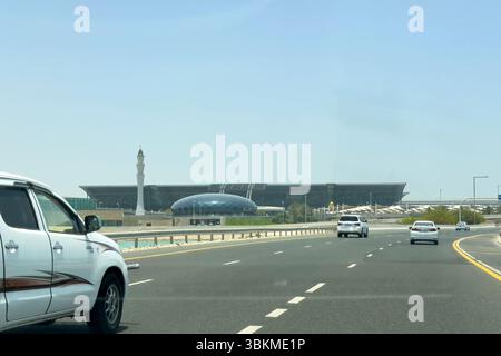 Doha, Qatar - 21 giugno 2025: Il complesso del terminal passeggeri dell'Aeroporto Internazionale di Hamad. Questo aeroporto è il principale hub tra Asia ed Europa. Foto Stock