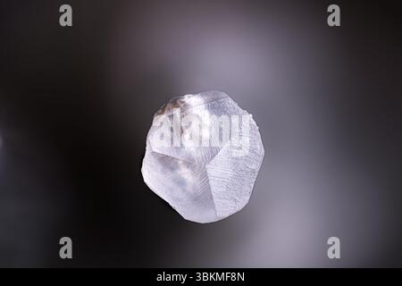 Vista dall'alto di un cristallo Calcite. Esemplare di Mailhac, St-Jean-le-Centenier, Francia. Micro Photography primi piani estremi. microscopio in cristallo minerale Foto Stock
