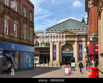 Ingresso al Market Place Covered Shopping Centre (il vecchio edificio coperto del mercato) nel centro di Bolton Foto Stock