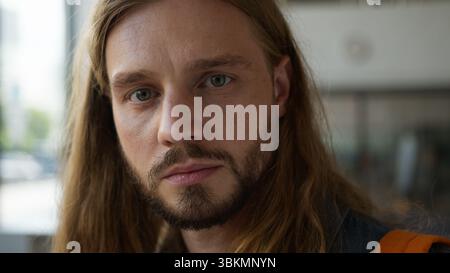 Caucasico pensivo studente ragazzo uomo maschio pensiero riflessivo sguardo lontano serio espressione del volto guardando la fotocamera in college università problema ritratto Foto Stock