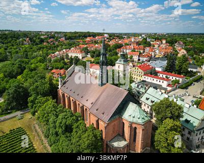 Vista aerea della Basilica della Cattedrale della Natività della Beata Vergine Maria a Sandomierz, Polonia, circondata dal verde e dalla storica costruzione della città Foto Stock