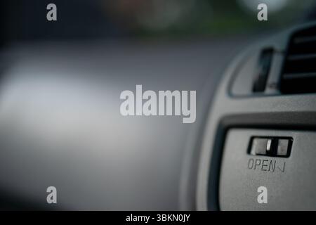 Vista frontale dello stetoscopio medico e della famiglia Icon su sfondo ciano. Concetto di assicurazione sanitaria. Foto Stock