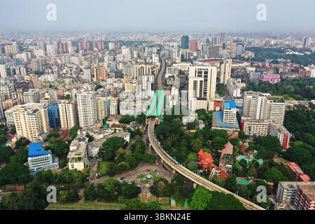 Dhaka, Bangladesh - 3 maggio 2025: La vista dall'alto di Topkhana Road nella città di Dhaka in Bangladesh. Foto Stock
