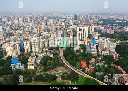 Dhaka, Bangladesh - 3 maggio 2025: La vista dall'alto di Topkhana Road nella città di Dhaka in Bangladesh. Foto Stock