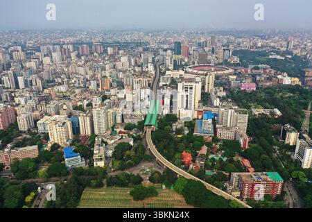 Dhaka, Bangladesh - 3 maggio 2025: La vista dall'alto di Topkhana Road nella città di Dhaka in Bangladesh. Foto Stock