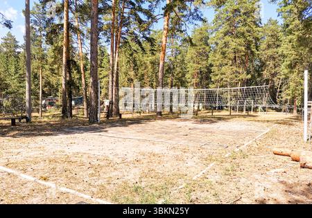 Syzran, Federazione Russa - 8 agosto 2023: Campo da pallavolo situato nel centro ricreativo di Solnechny Mys, circondato da alberi alti e paesaggi naturali Foto Stock