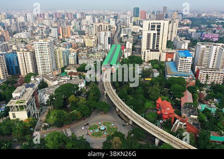 Dhaka, Bangladesh - 3 maggio 2025: La vista dall'alto di Topkhana Road nella città di Dhaka in Bangladesh. Foto Stock