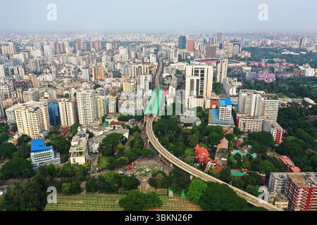 Dhaka, Bangladesh - 3 maggio 2025: La vista dall'alto di Topkhana Road nella città di Dhaka in Bangladesh. Foto Stock