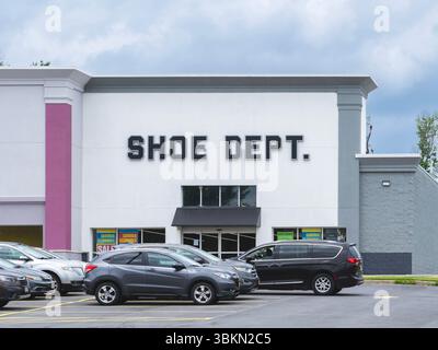 New Hartford, New York - 20 giugno 2025: Closeup of Shoe Dept. Storefront, rivenditore di calzature americano con sede a Concord, North Carolina, e vanta 63 anni di attività Foto Stock