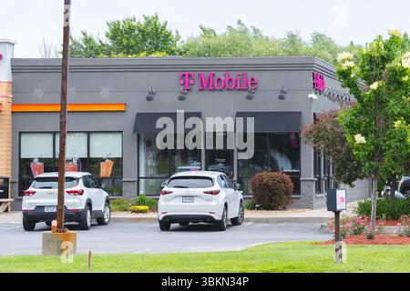 New Hartford, New York - 20 giugno 2025: Vista ravvicinata di T-Mobile Center, T-Mobile è una rete cellulare fondata nel 1994 e operativa in oltre 7.000 sedi in c.a. Foto Stock