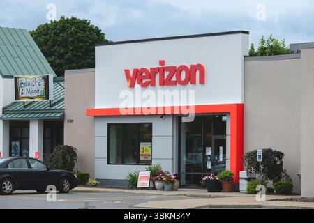 New Hartford, New York - 16 giugno 2025: Vista ravvicinata del Verizon Center, Verizon è una rete cellulare fondata nel 1994 e operativa in oltre 1600 sedi acros Foto Stock