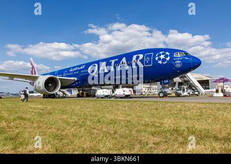 Boeing 777-300ER di linea QATAR Airways in livrea UEFA Champions League al Paris Air Show. Le Bourget, Francia - 17 giugno 2025 Foto Stock