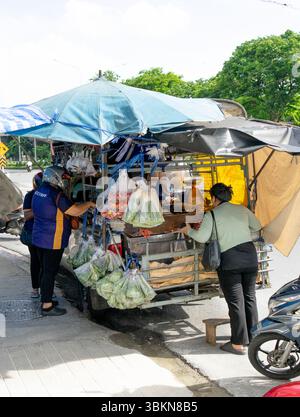 Venditrice locale di cibo di strada a Bangkok Foto Stock