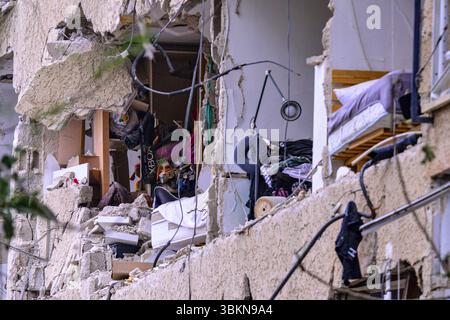 Tel Aviv, Israele. 22 giugno 2025. Un sito di attacco diretto di un missile balistico iraniano visto in un quartiere residenziale della città. Credito: SOPA Images Limited/Alamy Live News Foto Stock