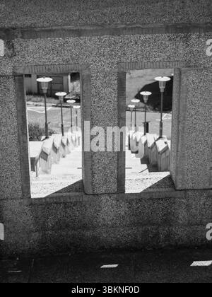 Ammira attraverso una ringhiera in pietra le scale sottostanti fiancheggiate da una fila di luci su entrambi i lati, piazza Andrej Hlinka, Ruzomberok Foto Stock