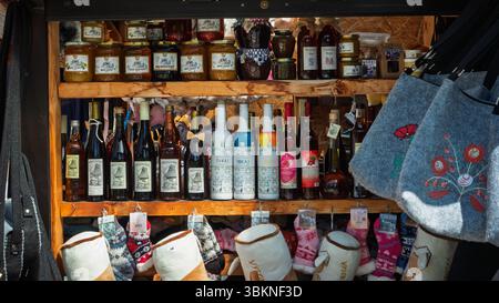 Negozio tradizionale a Dechtáre - scaffale con idromele, miele e vino Foto Stock
