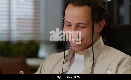 Un uomo d'affari multietnico americano sorridente al chiuso in carica. Ritratto di un uomo d'affari felice e bello uomo uomo spensierato sorriso toothy Foto Stock