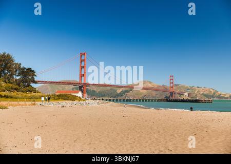 Golden Gate Bridge dalla spiaggia Foto Stock