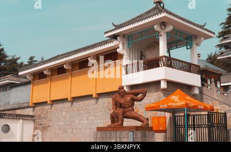 Statue di Shaolin Kung fu di fronte alle porte del teatro dello spettacolo di Kung fu nel monastero Shaolin a Dengfeng, Zhengzhou, Cina Foto Stock