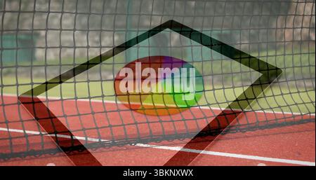 Incorniciando la rete da tennis che si estende sul campo rosso presso una struttura esterna, con linea bianca e parete bassa Foto Stock