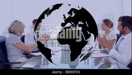 Cinque professionisti che applaudono al tavolo di vetro nella sala riunioni, con rivestimento digitale a globo Foto Stock