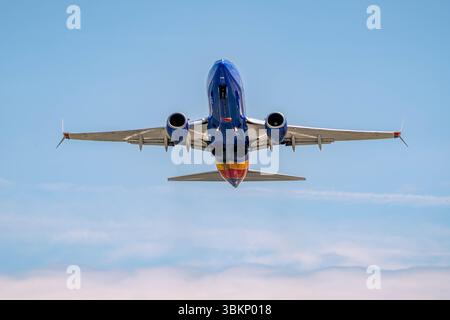 Partenza da sud-ovest 737 su Clouds Foto Stock