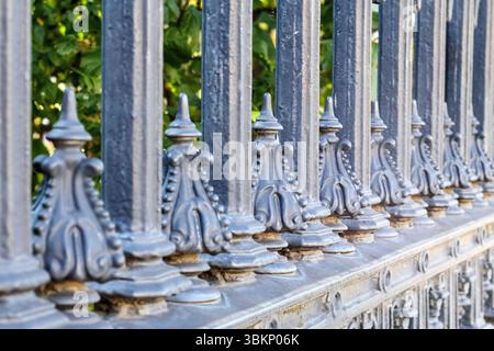 Recinzione decorativa in metallo in bianco e nero, con superfici appuntite e ornamenti dettagliati. Foto Stock