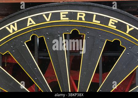 Il nome "Waverley" sulla copertina sopra la ruota a pale sull'ultimo piroscafo marino al mondo, PS Waverley Foto Stock