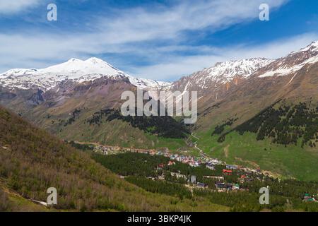 Villaggio di Terskol ai piedi del Monte Elbrus a Kabardino-Balkaria, Russia. Vista aerea. Foto Stock