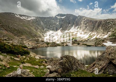 Le scogliere innevate circondano il lago Crystal nel Parco Nazionale delle Montagne Rocciose Foto Stock