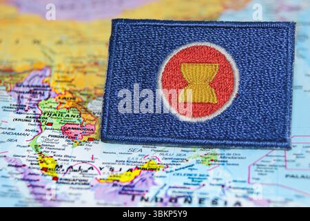 Bandiera ecologica dell'ASEAN posta sulla mappa del sud-est asiatico, che riflette l'unità regionale e i legami turistici attraverso valori sostenibili. Foto Stock