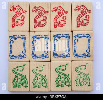 Tessere rosse, blu e verdi di un gioco di mahjong Foto Stock