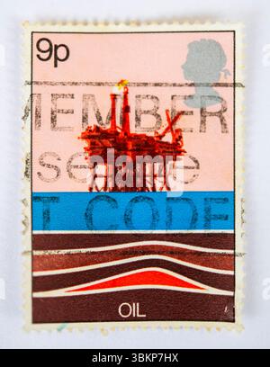 Francobollo del Regno Unito raffigurante una piattaforma petrolifera del Mare del Nord, parte di un set dedicato alle fonti di energia, emesso nel 1978 Foto Stock
