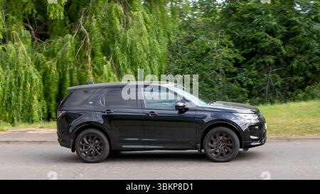 Milton Keynes,Bucks,UK - 22 giugno 2025: 2020 auto sportiva Land Rover Discovery nera che guida su una strada britannica Foto Stock