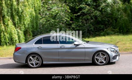 Milton Keynes,Bucks,UK - 22 giugno 2025: 2015 Mercedes-Benz C220 amg line car che guida su una strada britannica Foto Stock